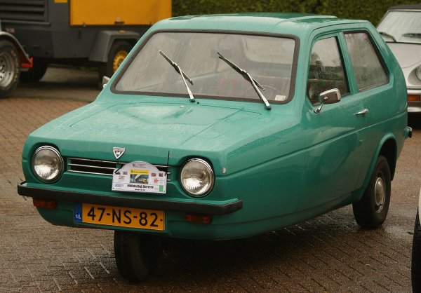 Изработен изцяло от фибростъкло и тежащ само 435 килограма, Reliant Robin звучи като спортна кол. Само че не е. Това е изключително нестабилна триколка, която също беше популяризирана в световен мащаб от Джереми Клаксън.

Интересното е, че Reliant Robin е автомобил със задно предаване, което означава, че компанията е избрала само едно предно колело, за да намали разходите и теглото. Общата идея е да се позволи на хора, които имат само лиценз за мотоциклет в Обединеното кралство, да управляват Robin, тъй като теглото му беше под лимита. За времето си той също не е бавен, с неговия 850-кубиков двигател, който произвеждаше 39 к.с., което го ускоряваше до 60 мили в час (96,56 километра) за 16,1 секунди. Най-важното е, че Robin Reliant може да постигне над 3 литра на 100 км, което го прави не само икономичен, но и екологичен. В резултат на това Robin е рекламиран като новото Mini: практичен градски автомобил,  евтин за закупуване и експлоатация.

Въпреки че често е подиграван, този мъник има последователи. Компанията продава над 60 000 единици през годините, като някои дори намират своето място в Бъкингамския дворец.

